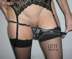 Ci się podoba moja czarna bielizna?