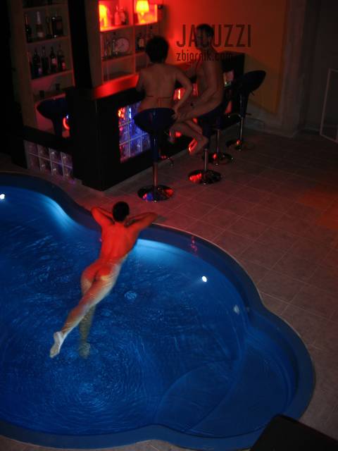 ... przy nowym barku i w baseniku - jacuzzi