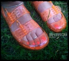 Śmieszne Pomarańczowe Buciki 03