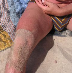 na plaży piasku jest sporo