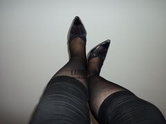 nuzki w czerni i szpileczkach