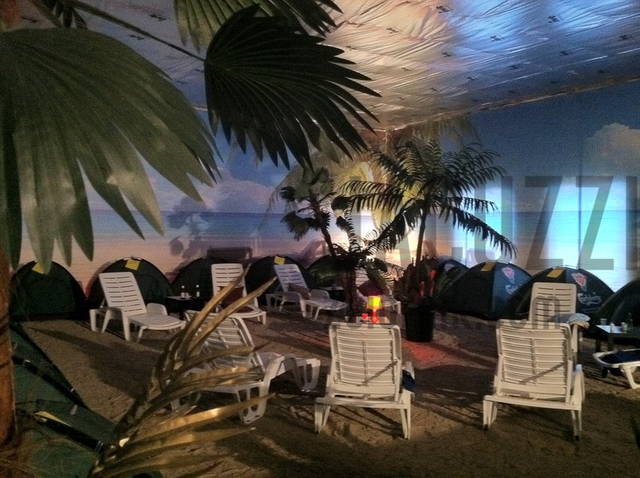 Sztuczna plaża (jeszcze bez jacuzzi) i pole namiotowe. - jacuzzi