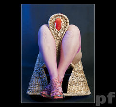 CZERWONA ABSTRAKCJA W WIKLINOWYM FOTELU