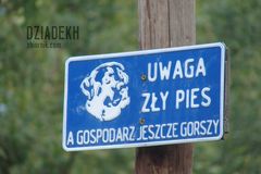 Taka tabliczka wita turystów w bacówce pod Małą Rawką