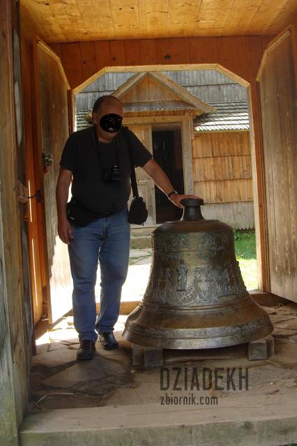 Skansen w Sanoku. Dzwon przeniesiony z Balnicy - dziadekh