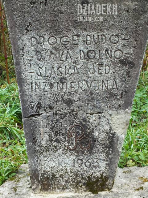Pamiątka po  budowniczych drogi w okolicy Zatwarnicy - dziadekh