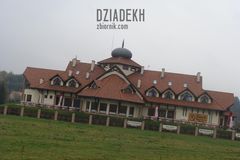 Na drodze do Ustrzyk straszy architektoniczny koszmarek.