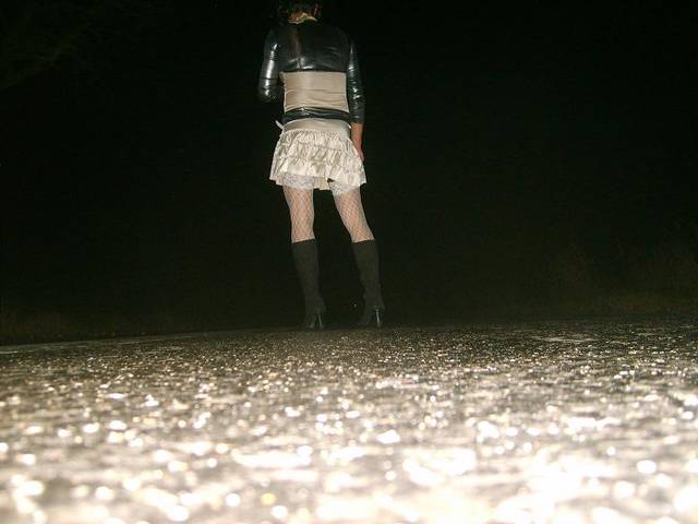 dzieweczka czeka na ulicy na sex - Trans1