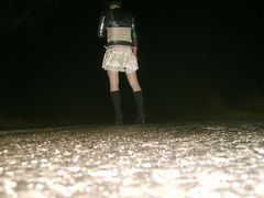 dzieweczka czeka na ulicy na sex