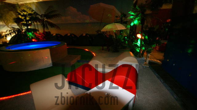 Całoroczna plaża Tropicalclubu ("w nocy"). - jacuzzi
