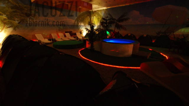 Całoroczna plaża Tropicalclubu ("w nocy"). - jacuzzi