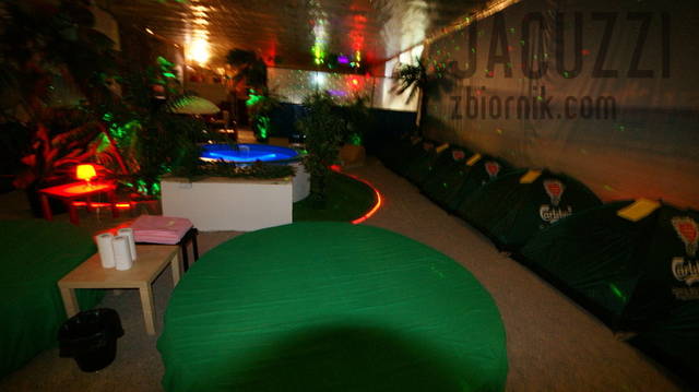 Całoroczna plaża Tropicalclubu ("w nocy") - jacuzzi