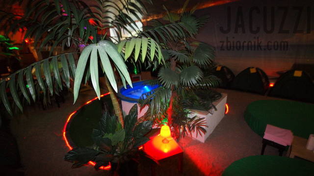 Całoroczna plaża Tropicalclubu ("w nocy"). - jacuzzi