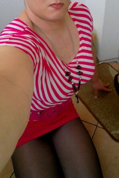 w tuniczce na balkonie