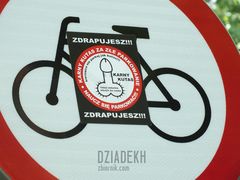 Ta nalepka chyba jest w niewłaściwym miejscu.