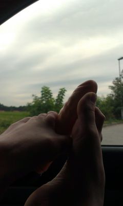 trzymam w stopach wibrator w aucie