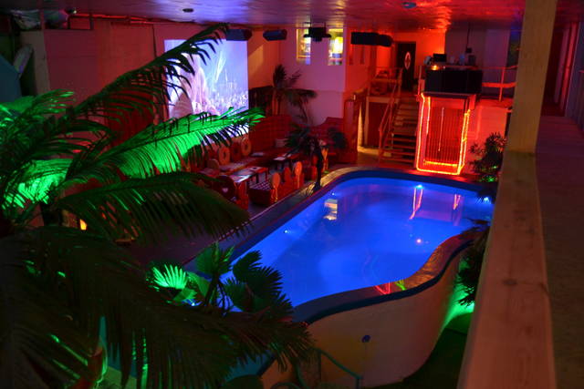 Klubowe kino i dyskoteka oraz "kawałek"  basenu :) - jacuzzi