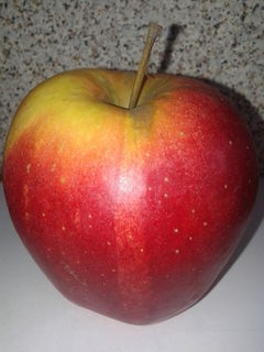 Jabłuszko pełne snu daję Ci tu.