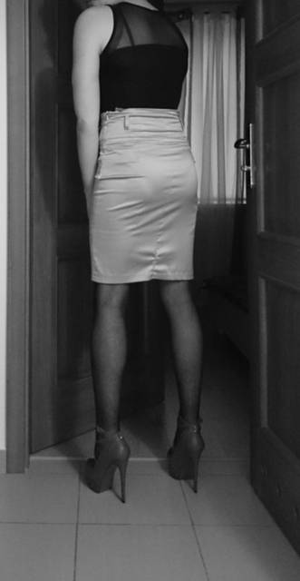 A pod tym pończochy przypięte do pasa i usztywniany gorset - armbinderKrk