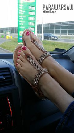W samochodzie - podobają się Wam moje stópki?