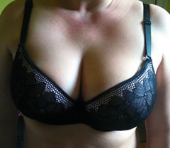 Przymiarki nowego stanika. 