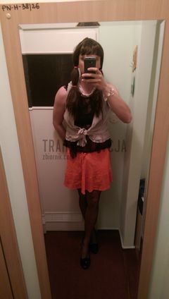 w różowej spódniczce