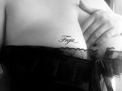 Dotykaj delikatnie ciepłem palców, całowaniem i oddechem