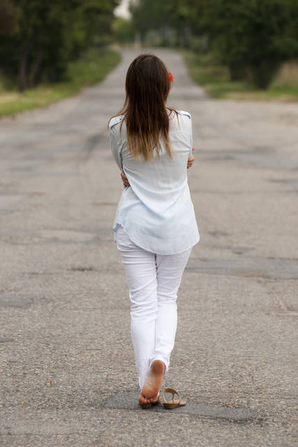 Samotna na drodze - aizam