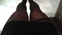 nóżki i wychodząca pończoszka z pod mini