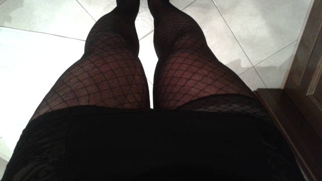 nóżki i wychodząca pończoszka z pod mini - transnicole