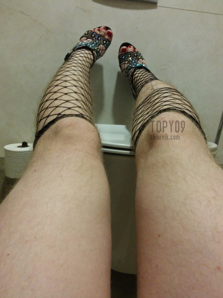 W publicznym kibelku w bucikach i szlafroczku 3 - topy09