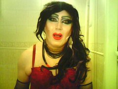 Czarnula i czerwone usta.