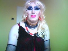 Magiczne różowe usta męskiej suki trans.