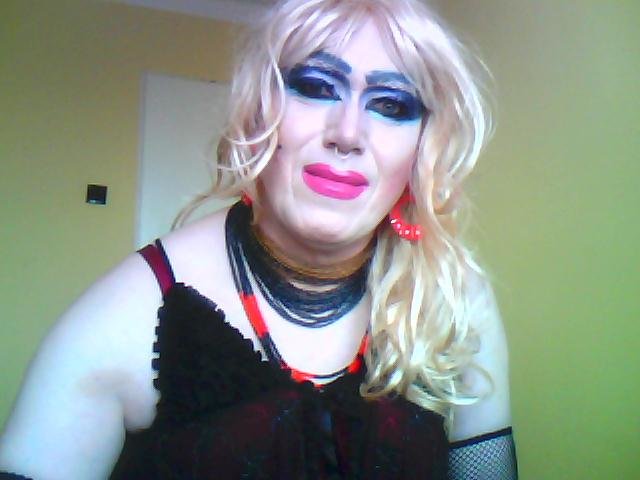 Niewolnica z kolczykiem w nosku i języku do obciągania. - szmineczkatrans