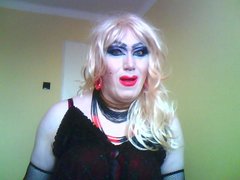 Czerwona szminka na ustach jest cipką dla penisa :)