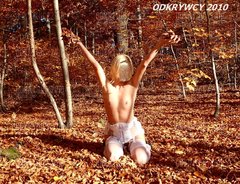 Na kolorowym dywanie :)