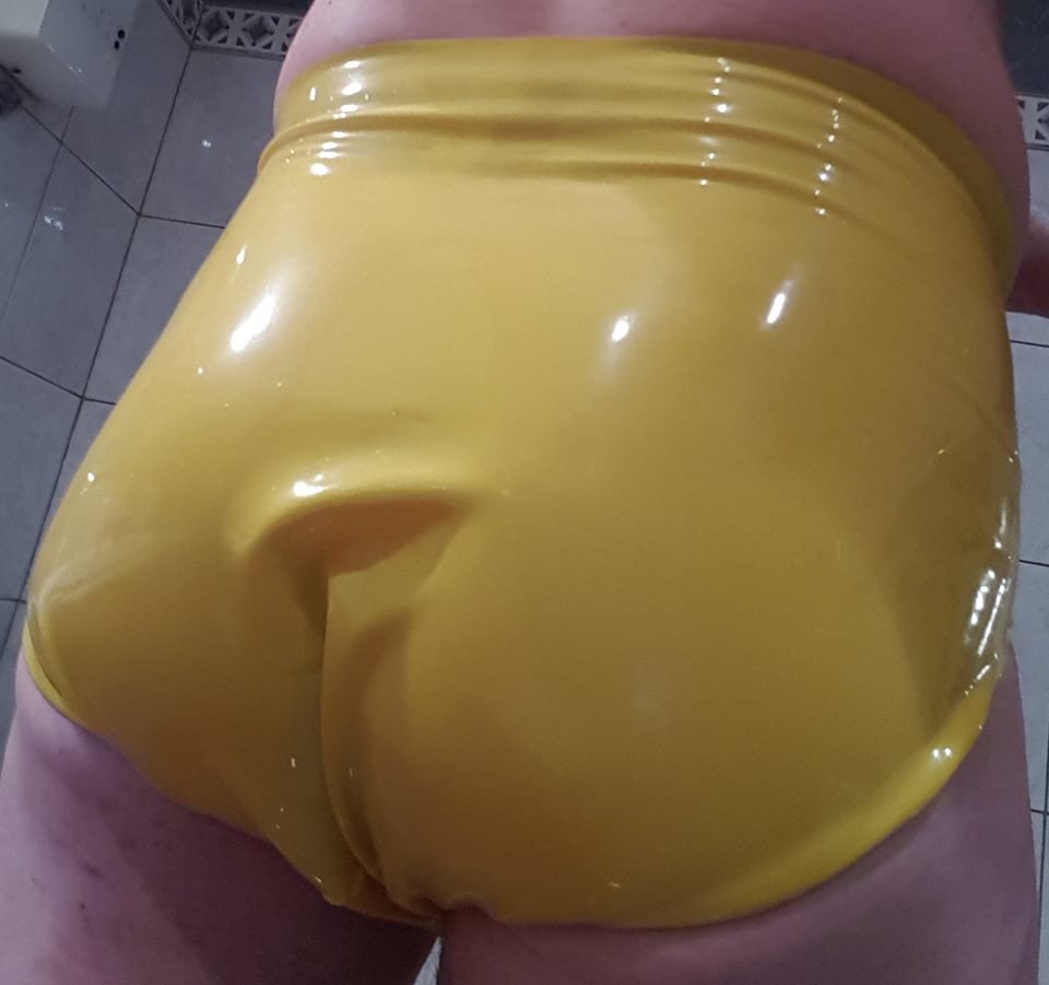 Latex Yellow Ass - gummifan