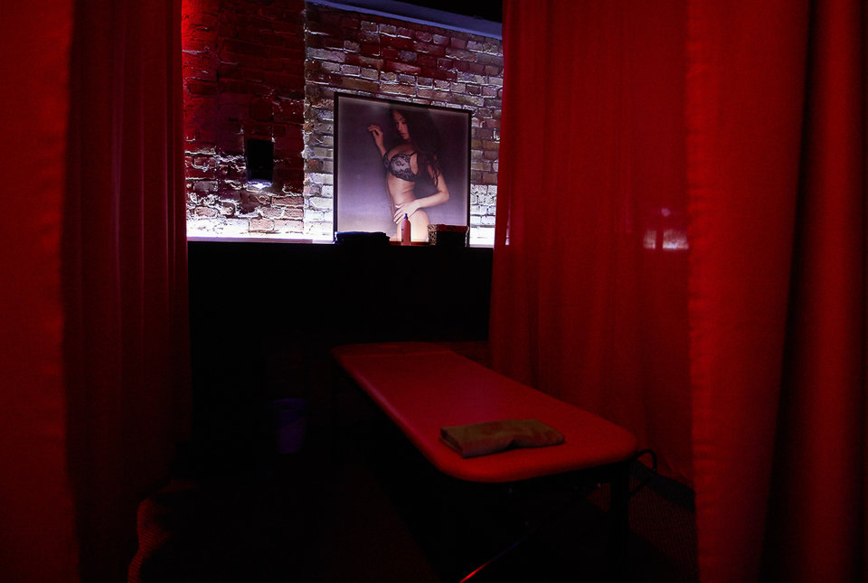 Prive Club- poziom 2 -łóżko do masażu - PriveClub