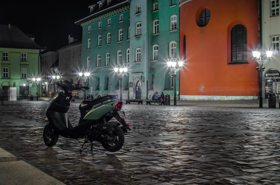 Skuter wieczorową porą - mystic