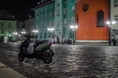 Skuter wieczorową porą