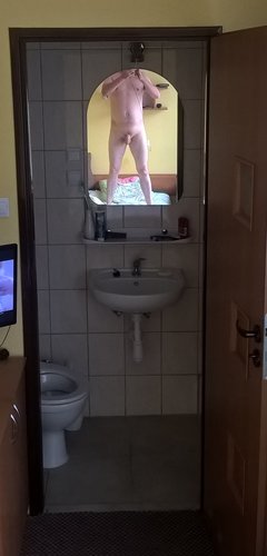 na łóżku w hotelu 