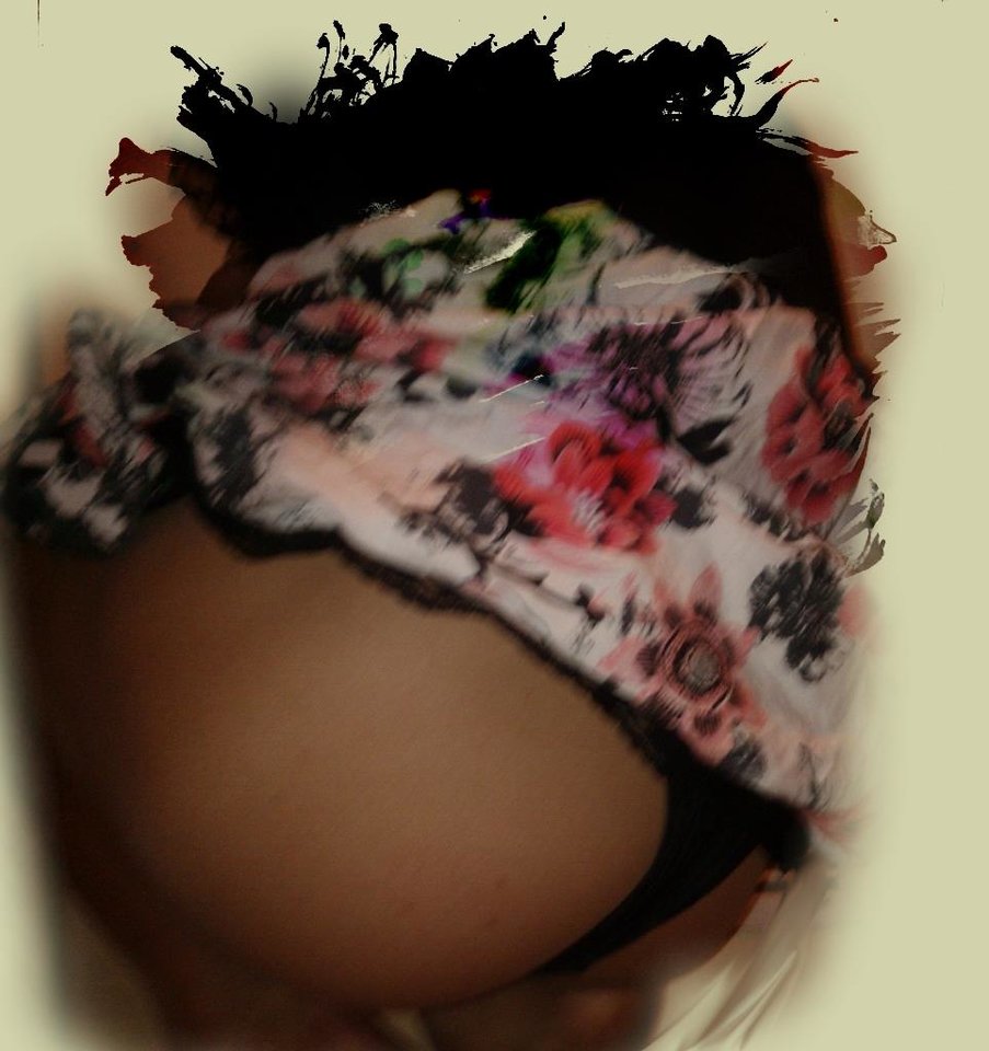 kolorowa sukienka czarne stringi sexi tylek.jpg - AngelaCD8612