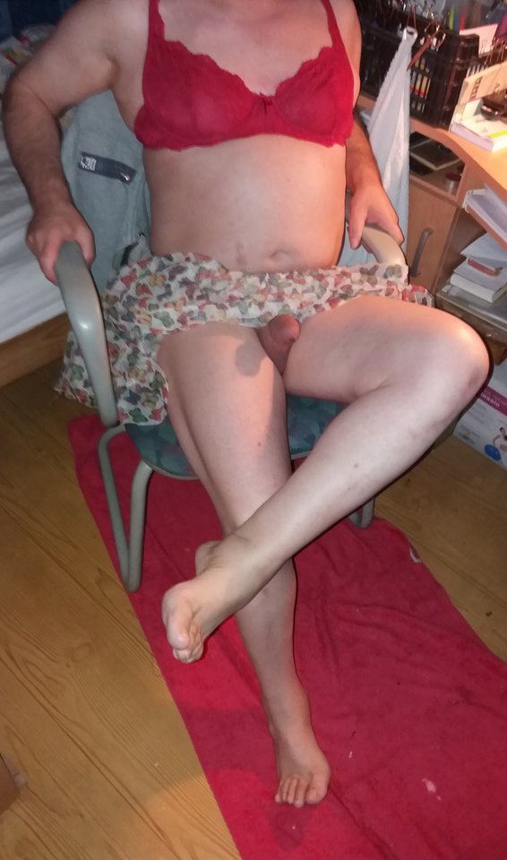 P cwelik w spódniczce i staniczku na krześle 11.01.2018 g.00.19.jpg - Wawa48