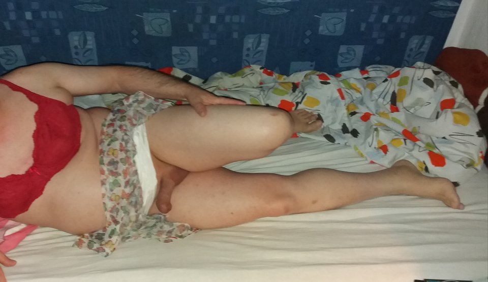 P cwelik w spódniczce i staniczku na łóżku 11.01.2018 g.00.19.jpg - Wawa48