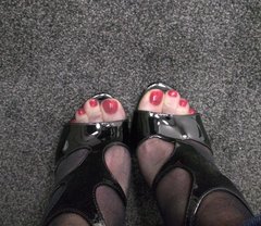 W blyszczacych sandalkach....