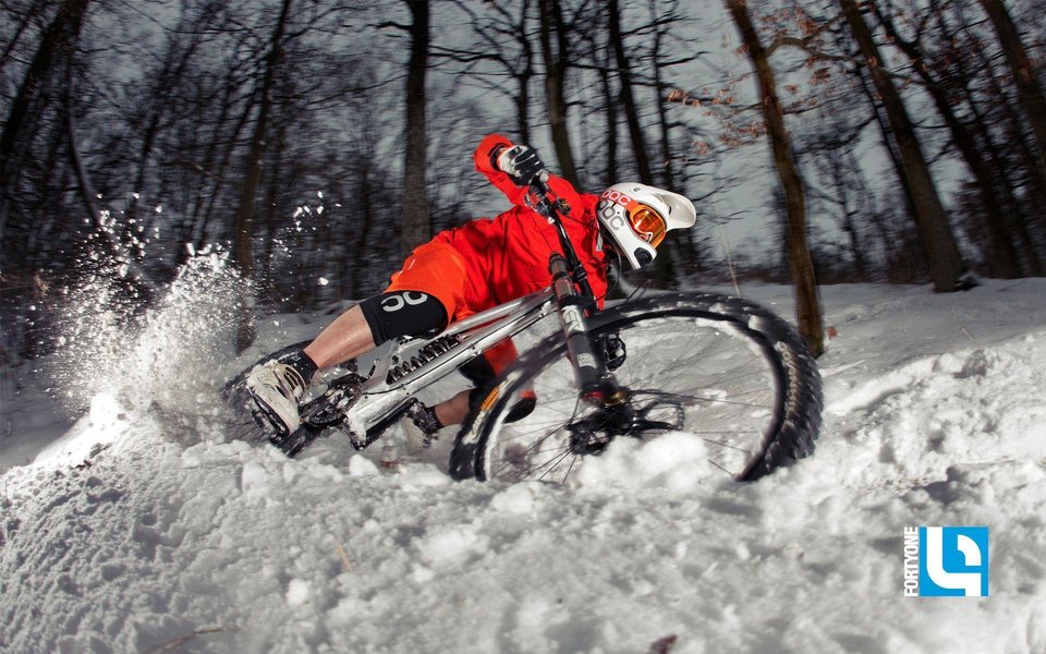 UoFwvqI-downhill-mountain-bike-wallpaper.jpg - tedy42