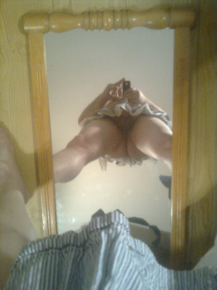 P cwelik w mini spódniczce robi zdjęcie stojąc nad lustrem 11.02.2018 g.03.13.jpg - Wawa48