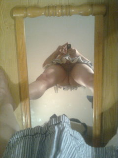 P cwelik w mini spódniczce robi zdjęcie stojąc nad lustrem 11.02.2018 g.03.13.jpg