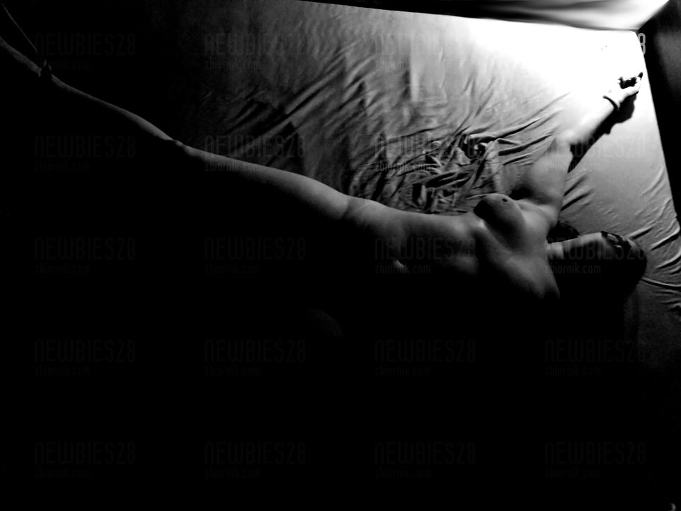 Związana - Newbies28