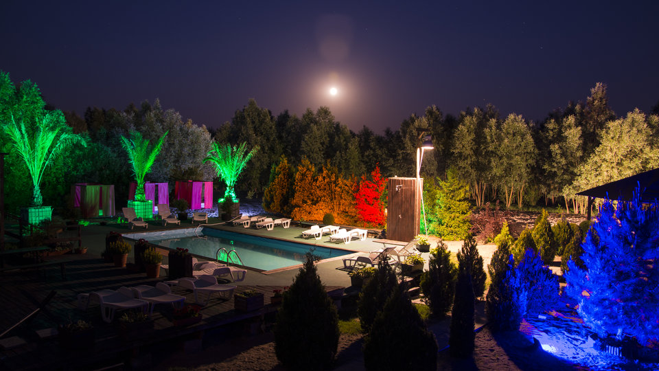 Klubowa plaża w nocy 2. - jacuzzi